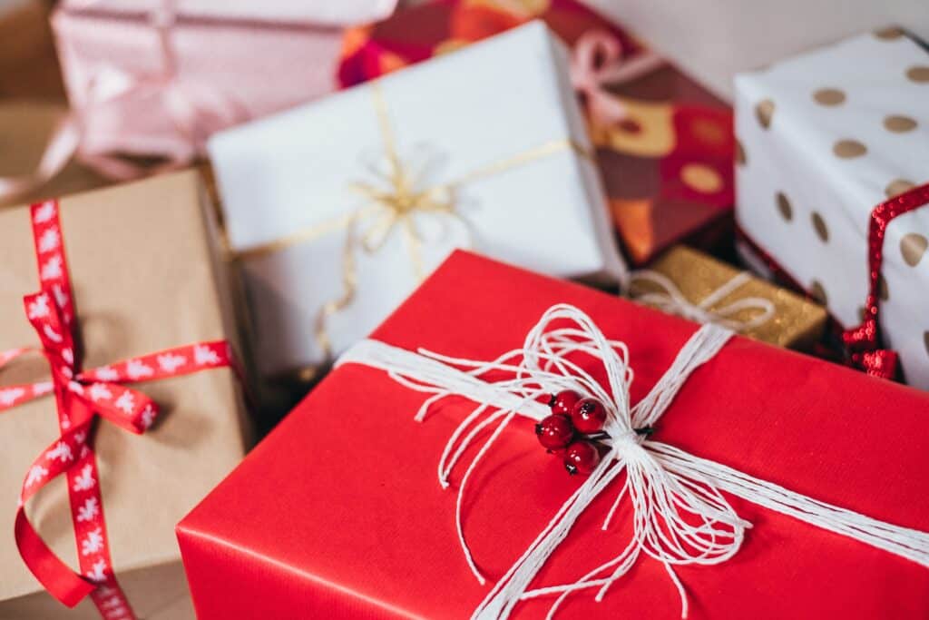 The Best Gifts for College Students This Holiday Season - The Scholarship  System