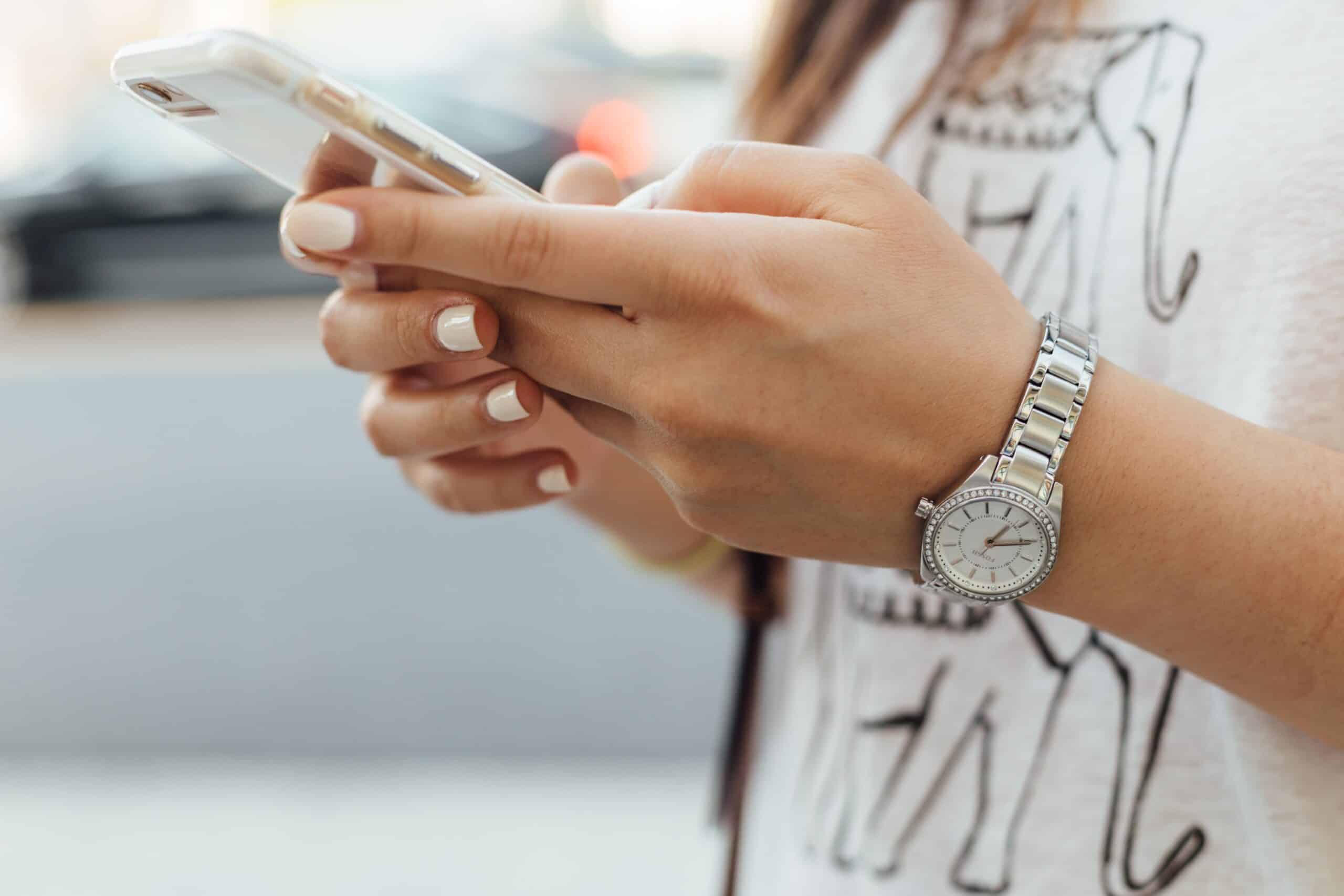 student using the scholly app to find scholarships