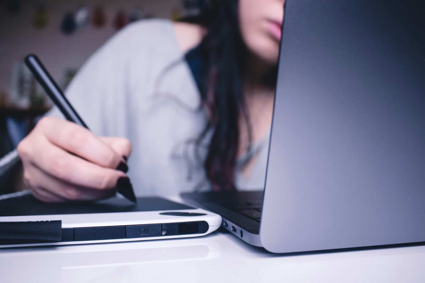 female student taking a virtual pre college program